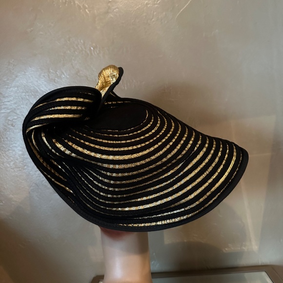 ONE-OF-A-KIND 1970s\' GOLD LAME AND BLACK FABRIC CHURCH HAT main image 5